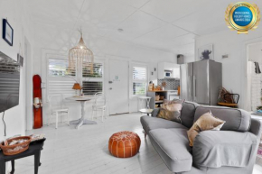 Adrift - Pet-friendly - 5 min Walk to Bay - Rustic Charm